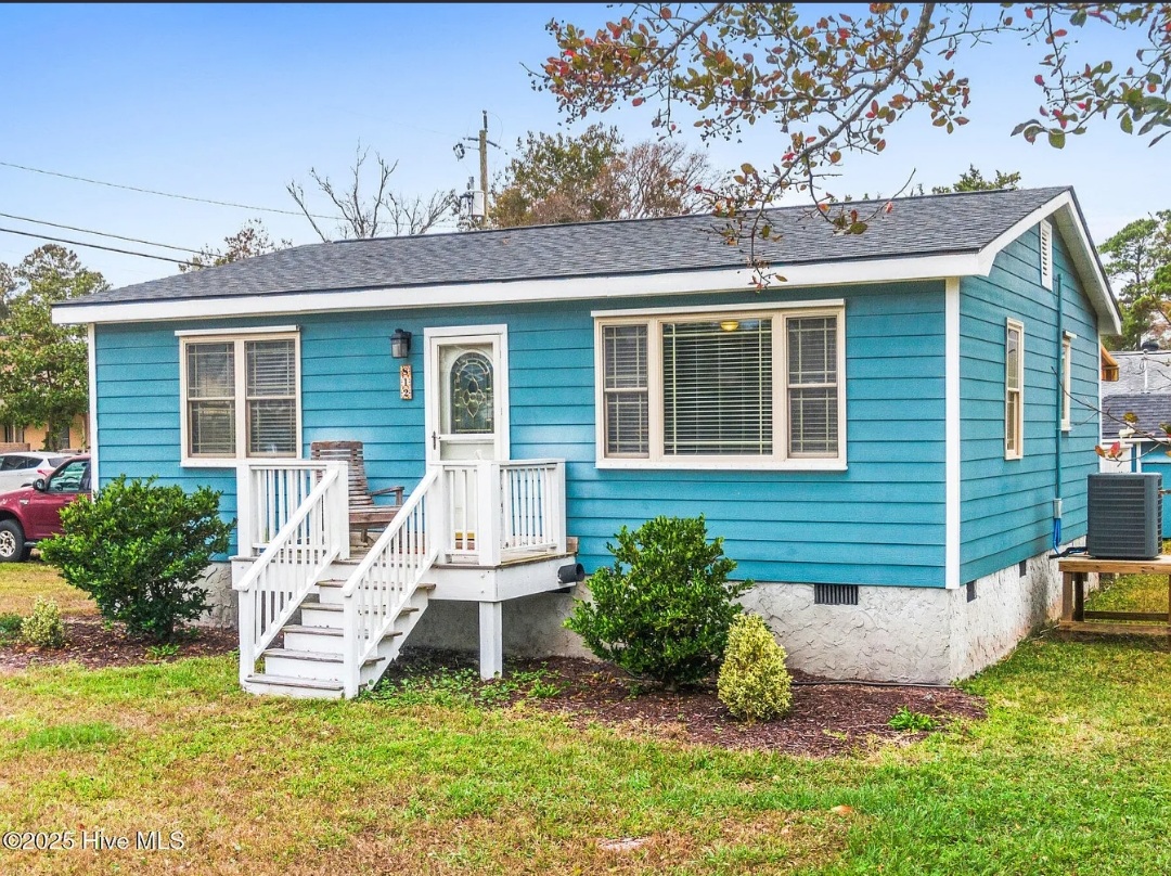 CHARMING COASTAL COTTAGE